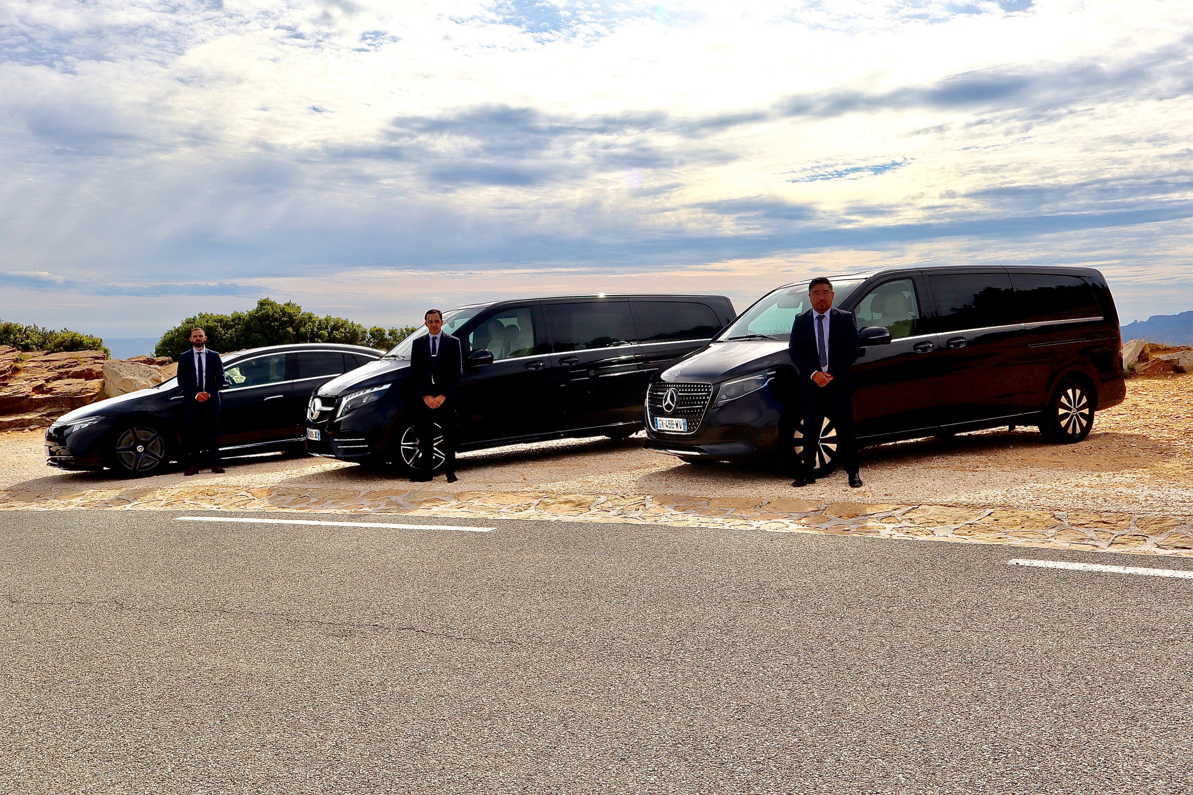 Chauffeur privé AXL Limousine ouvrant la porte d’un véhicule haut de gamme