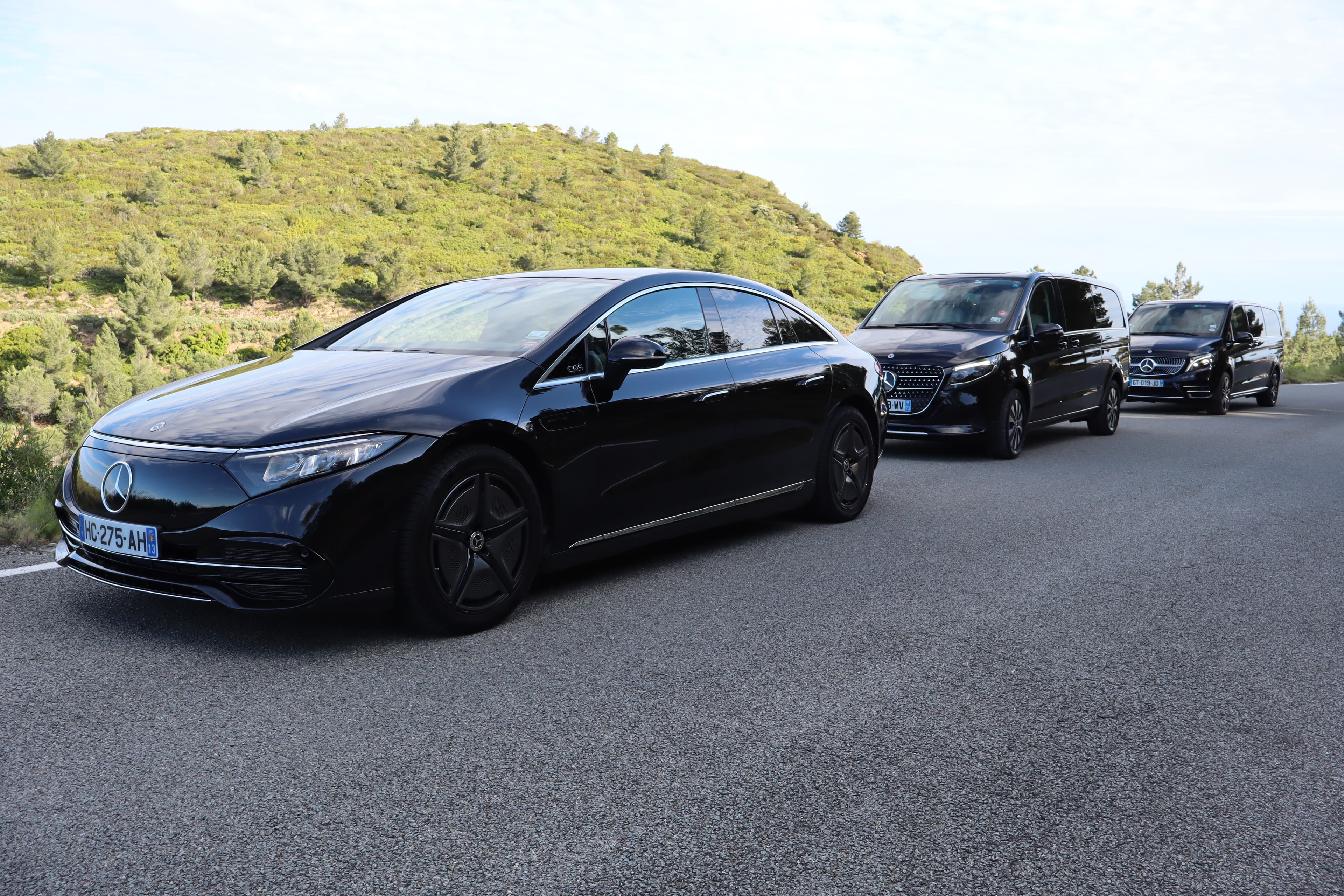 Berline de luxe AXL Limousine devant un hôtel sur la Côte d’Azur